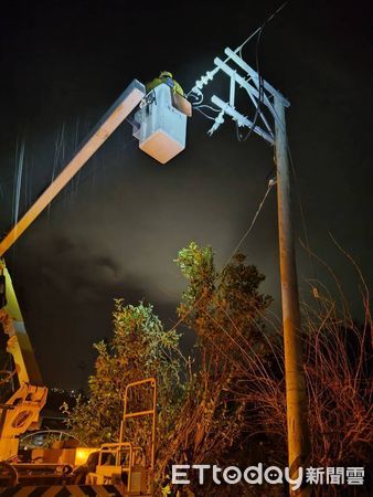 ▲台電屏東區處已備妥人力加強線路巡檢待命搶修。（圖／台電屏東區處提供）