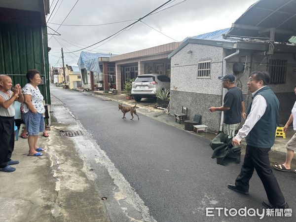 ▲台南市長黃偉哲29日清晨前往七股西寮、頂山勘災，逐一慰問災民生活情形。（記者林東良翻攝，下同）