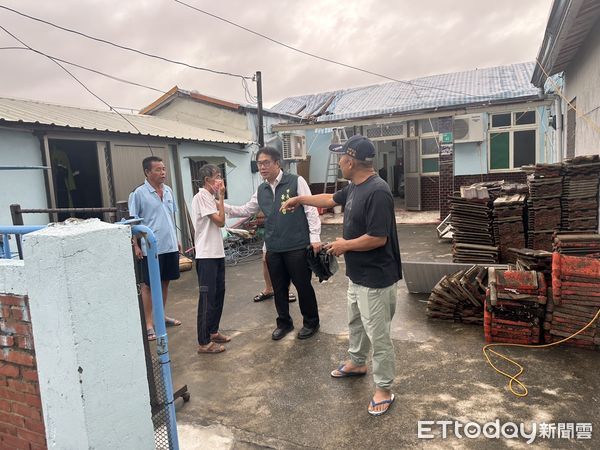 ▲台南市長黃偉哲29日清晨前往七股西寮、頂山勘災，逐一慰問災民生活情形。（記者林東良翻攝，下同）