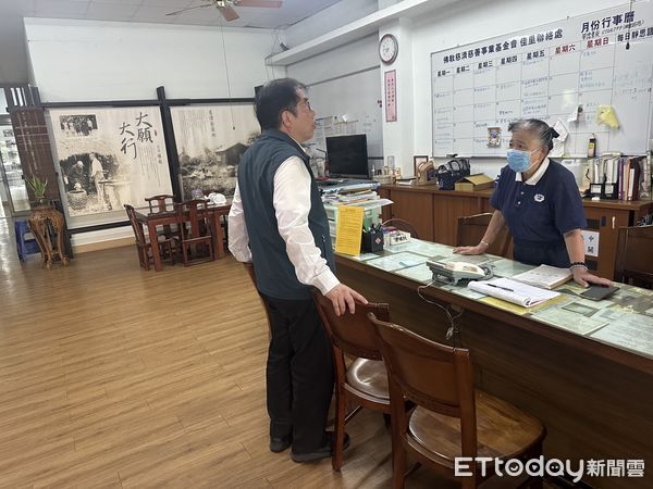 ▲台南市長黃偉哲29日清晨前往七股西寮、頂山勘災，逐一慰問災民生活情形。（記者林東良翻攝，下同）