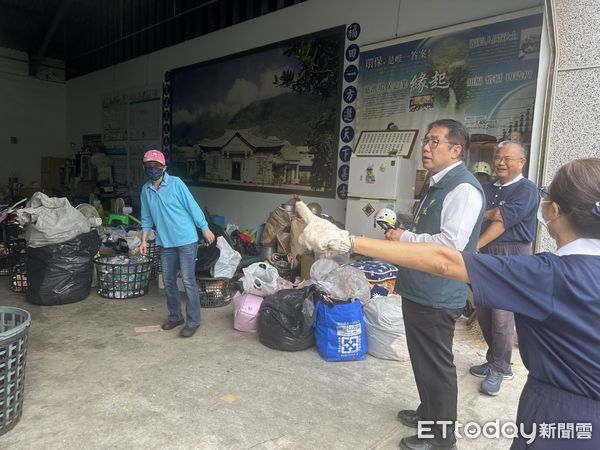 ▲台南市長黃偉哲29日清晨前往七股西寮、頂山勘災，逐一慰問災民生活情形。（記者林東良翻攝，下同）