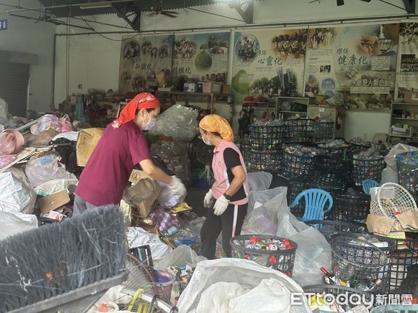 ▲台南市長黃偉哲29日清晨前往七股西寮、頂山勘災，逐一慰問災民生活情形。（記者林東良翻攝，下同）