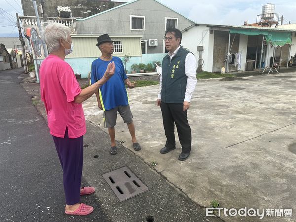 ▲台南市長黃偉哲29日清晨前往七股西寮、頂山勘災，逐一慰問災民生活情形。（記者林東良翻攝，下同）