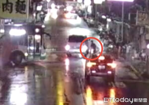 ▲閻女過馬路遭車撞倒，肇事司機趁亂逃跑。（圖／記者陸運陞翻攝）