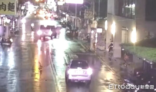 ▲閻女過馬路遭車撞倒，肇事司機趁亂逃跑。（圖／記者陸運陞翻攝）