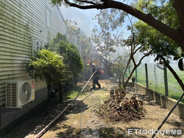 ▲台南市安南區一貨櫃屋疑因鋰電池「過充」自燃起火，現場濃煙竄燒，消防緊急撲滅未釀人傷。（記者林東良翻攝，下同）