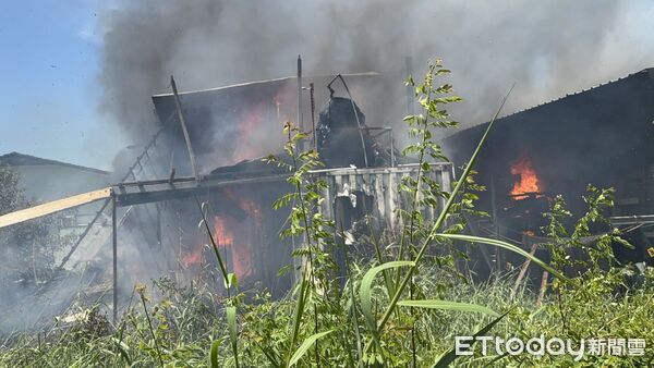 ▲台南市安南區一貨櫃屋疑因鋰電池「過充」自燃起火，現場濃煙竄燒，消防緊急撲滅未釀人傷。（記者林東良翻攝，下同）