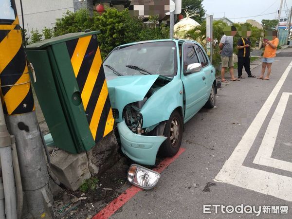 ▲74歲婦自撞交通號誌箱。（圖／記者楊晨東翻攝）