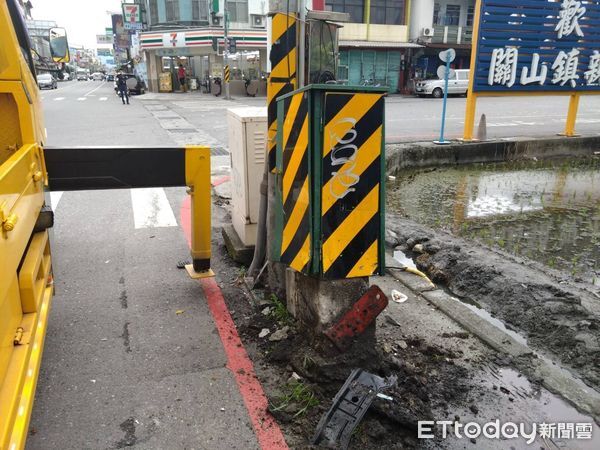 ▲74歲婦自撞交通號誌箱。（圖／記者楊晨東翻攝）