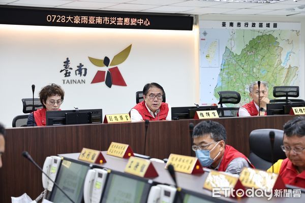 ▲市長黃偉哲深夜主持防災會議，宣佈台南市災害應變中心提升至一級開設，全面整備防汛應變。（記者林東良翻攝，下同）