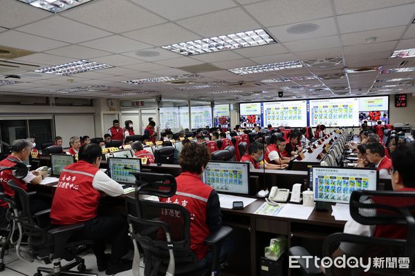 ▲市長黃偉哲深夜主持防災會議，宣佈台南市災害應變中心提升至一級開設，全面整備防汛應變。（記者林東良翻攝，下同）