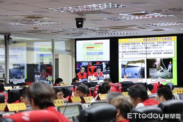 ▲市長黃偉哲深夜主持防災會議，宣佈台南市災害應變中心提升至一級開設，全面整備防汛應變。（記者林東良翻攝，下同）