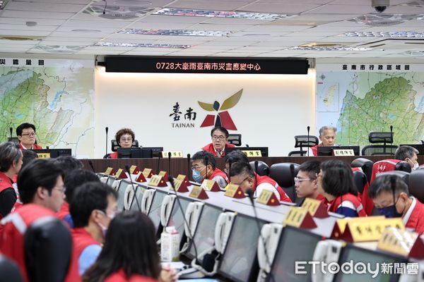 ▲市長黃偉哲深夜主持防災會議，宣佈台南市災害應變中心提升至一級開設，全面整備防汛應變。（記者林東良翻攝，下同）