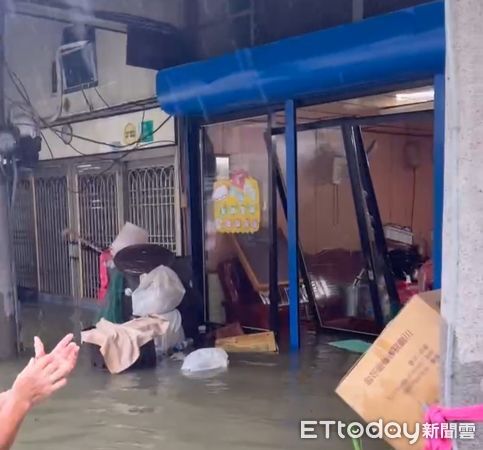 ▲貨車強行駛入台南後壁積水路段激起水波，衝壞店家玻璃門並造成民眾受傷。（民眾提供，下同）