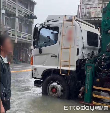 ▲貨車強行駛入台南後壁積水路段激起水波，衝壞店家玻璃門並造成民眾受傷。（民眾提供，下同）