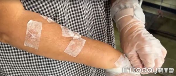 ▲貨車強行駛入台南後壁積水路段激起水波，衝壞店家玻璃門並造成民眾受傷。（民眾提供，下同）