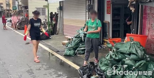 ▲貨車強行駛入台南後壁積水路段激起水波，衝壞店家玻璃門並造成民眾受傷。（民眾提供，下同）