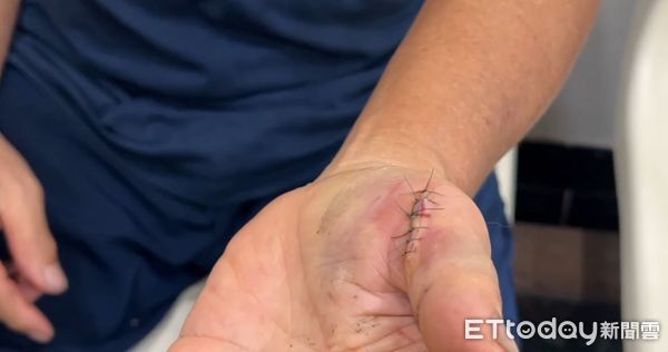 ▲貨車強行駛入台南後壁積水路段激起水波，衝壞店家玻璃門並造成民眾受傷。（民眾提供，下同）