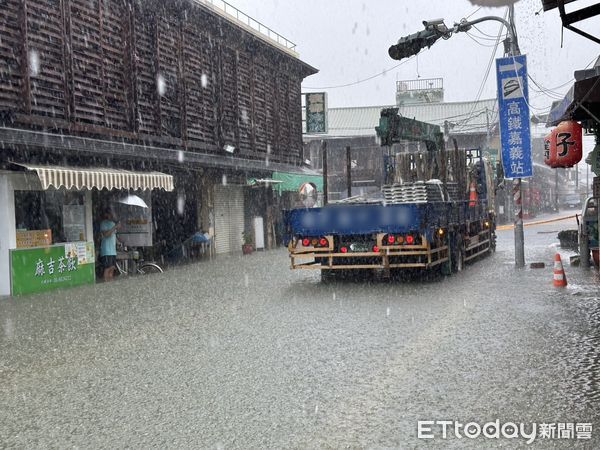 ▲貨車強行駛入台南後壁積水路段激起水波，衝壞店家玻璃門並造成民眾受傷。（民眾提供，下同）