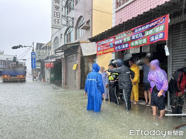 ▲貨車強行駛入台南後壁積水路段激起水波，衝壞店家玻璃門並造成民眾受傷。（民眾提供，下同）