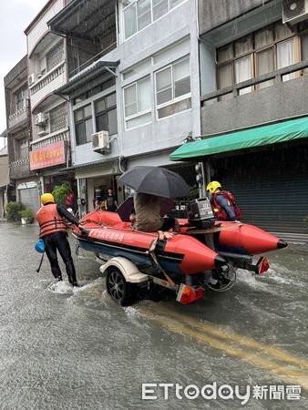 ▲貨車強行駛入台南後壁積水路段激起水波，衝壞店家玻璃門並造成民眾受傷。（民眾提供，下同）