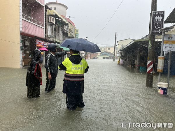 ▲貨車強行駛入台南後壁積水路段激起水波，衝壞店家玻璃門並造成民眾受傷。（民眾提供，下同）