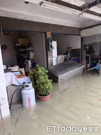 ▲貨車強行駛入台南後壁積水路段激起水波，衝壞店家玻璃門並造成民眾受傷。（民眾提供，下同）