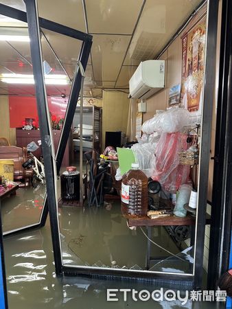 ▲貨車強行駛入台南後壁積水路段激起水波，衝壞店家玻璃門並造成民眾受傷。（民眾提供，下同）