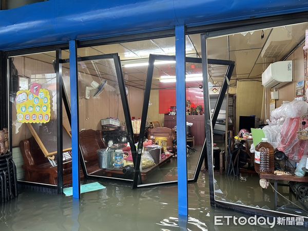 ▲貨車強行駛入台南後壁積水路段激起水波，衝壞店家玻璃門並造成民眾受傷。（民眾提供，下同）