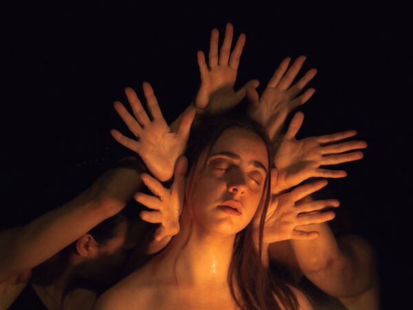 ▲▼兩廳院「2025秋天藝術節」，希臘／阿爾巴尼亞新銳劇場導演馬里奧．貝努西《仁慈小酒館》跳脫語言束縛，深情召喚並重新演繹過往記憶。（圖／&copy;Theofilos Tsimas／兩廳院提供）