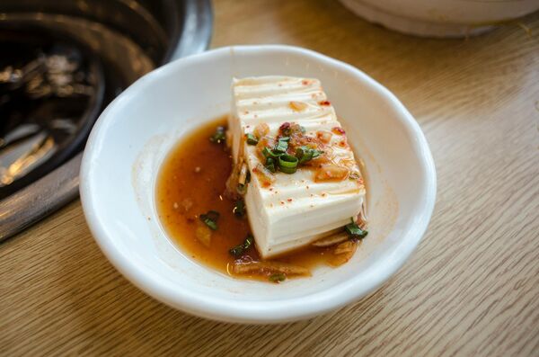 食用「涼拌豆腐」可能吃進自由基？醫師王姿允今於臉書po文闢謠。（示意圖，取自pexels）