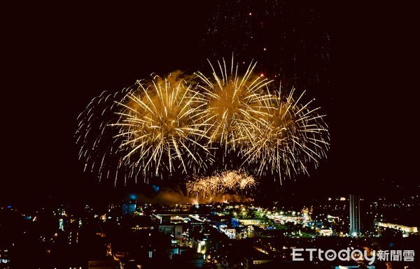 ▲▼演唱會現場搭配璀璨煙火照亮夜空，現場歡呼聲浪不斷，氣氛沸騰至最高點。（圖／花蓮縣政府提供，下同）