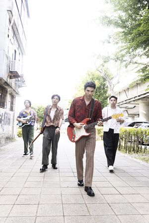 ▲▼ 鳳小岳&壓克力柿子成團後推出首支單曲。（圖／硬柿子有限公司提供）