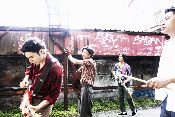 ▲▼ 鳳小岳&壓克力柿子成團後推出首支單曲。（圖／硬柿子有限公司提供）