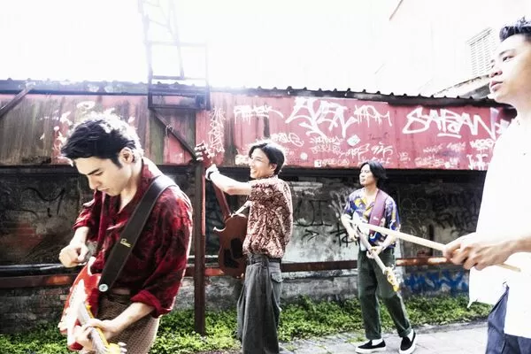 ▲▼ 鳳小岳&壓克力柿子成團後推出首支單曲。（圖／硬柿子有限公司提供）