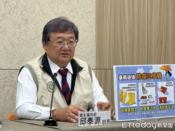 ▲▼衛福部長邱泰源說明豪雨過後防疫衛教。（圖／記者洪巧藍攝）