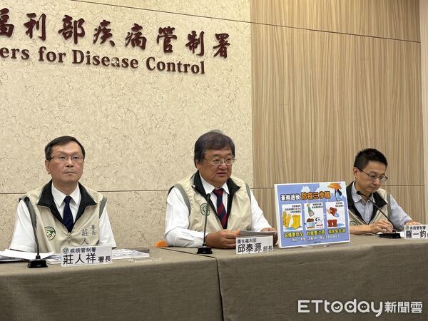 ▲▼衛福部舉行豪雨後防疫重點說明」記者會。（左起）莊人祥、邱泰源、羅一鈞。（圖／記者洪巧藍攝）