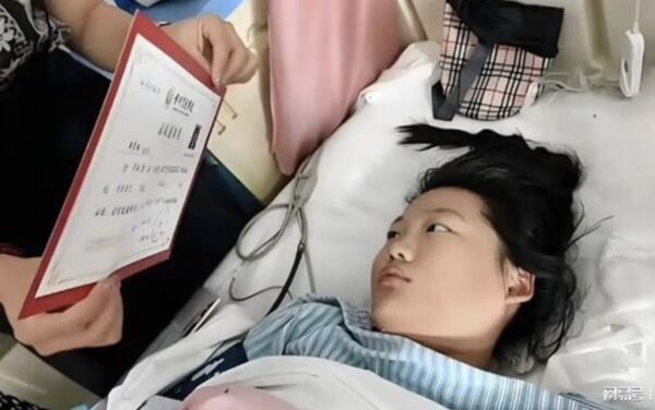 ▲▼高考完陷入昏迷　陸女學生「收錄取通知書」醒了。（圖／翻攝微博）