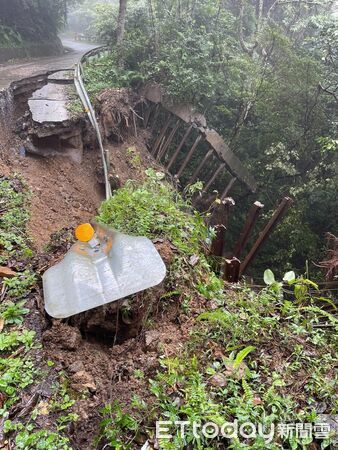 ▲苗栗縣南庄鄉東河村發生道路邊坡崩落災害，警方管制交通，鄉公所請廠商進場搶修。（圖／記者楊永盛翻攝）