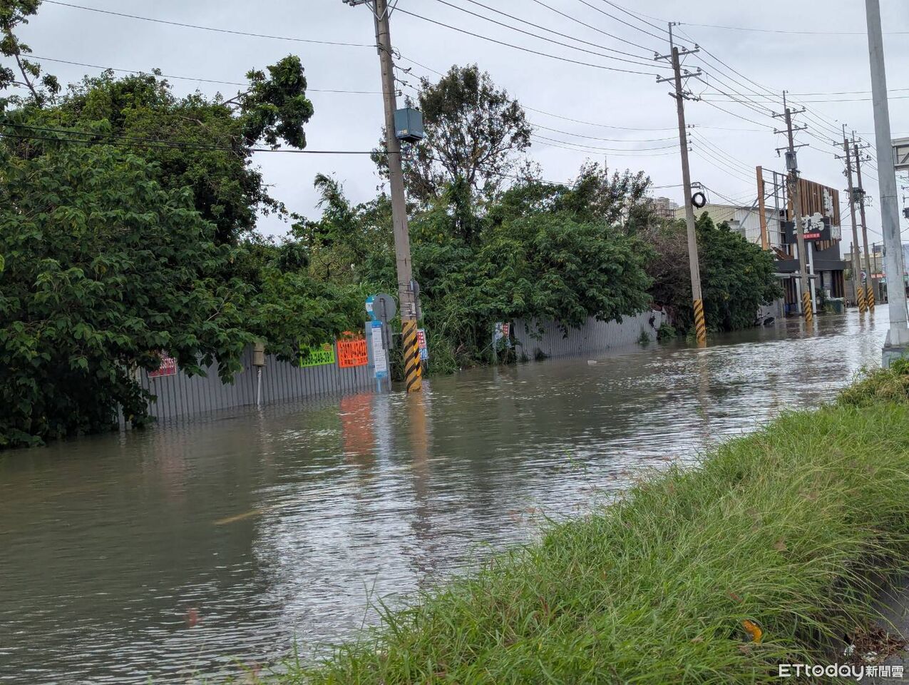 快訊／大豪雨狂炸嘉義「9600戶停電」　台電冒雨維修搶電