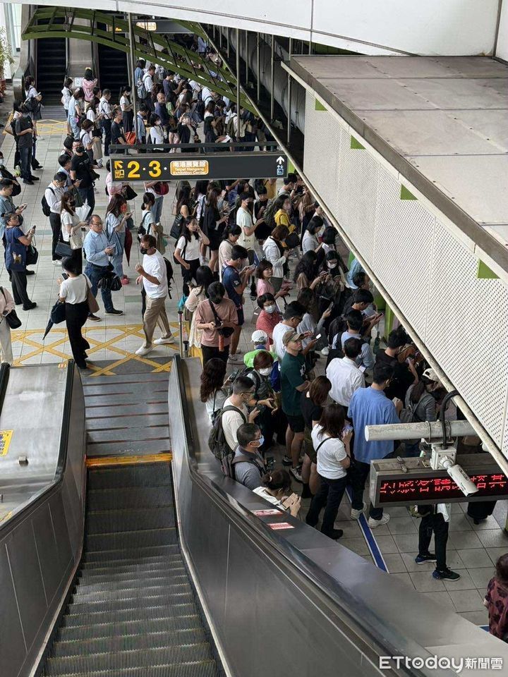 北捷文湖線卡住。（圖／讀者提供）