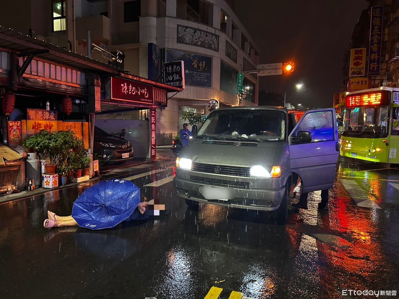 蘆洲婦走斑馬線遭撞倒地影片曝！駕駛下車查看　下秒趁亂跑了