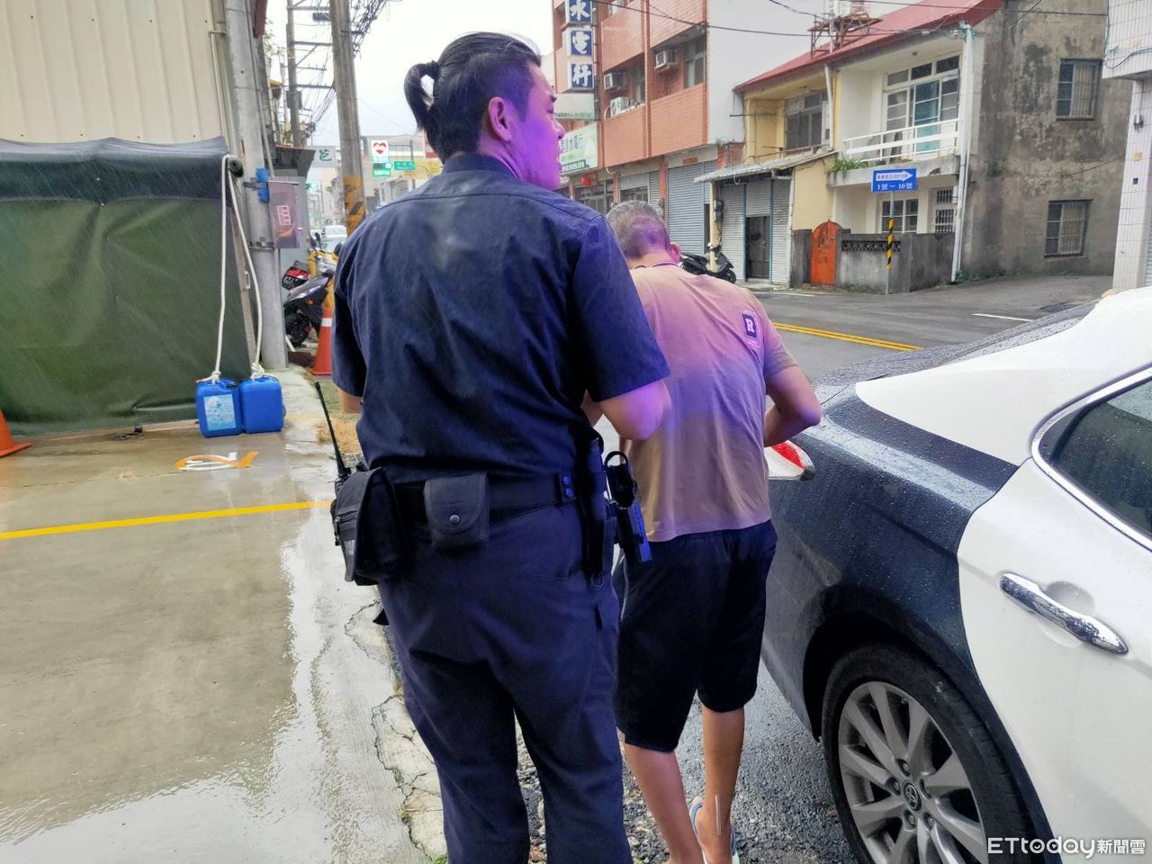 出門購物忘記如何回家「趴牆上休息」　台中暖警現身助返家