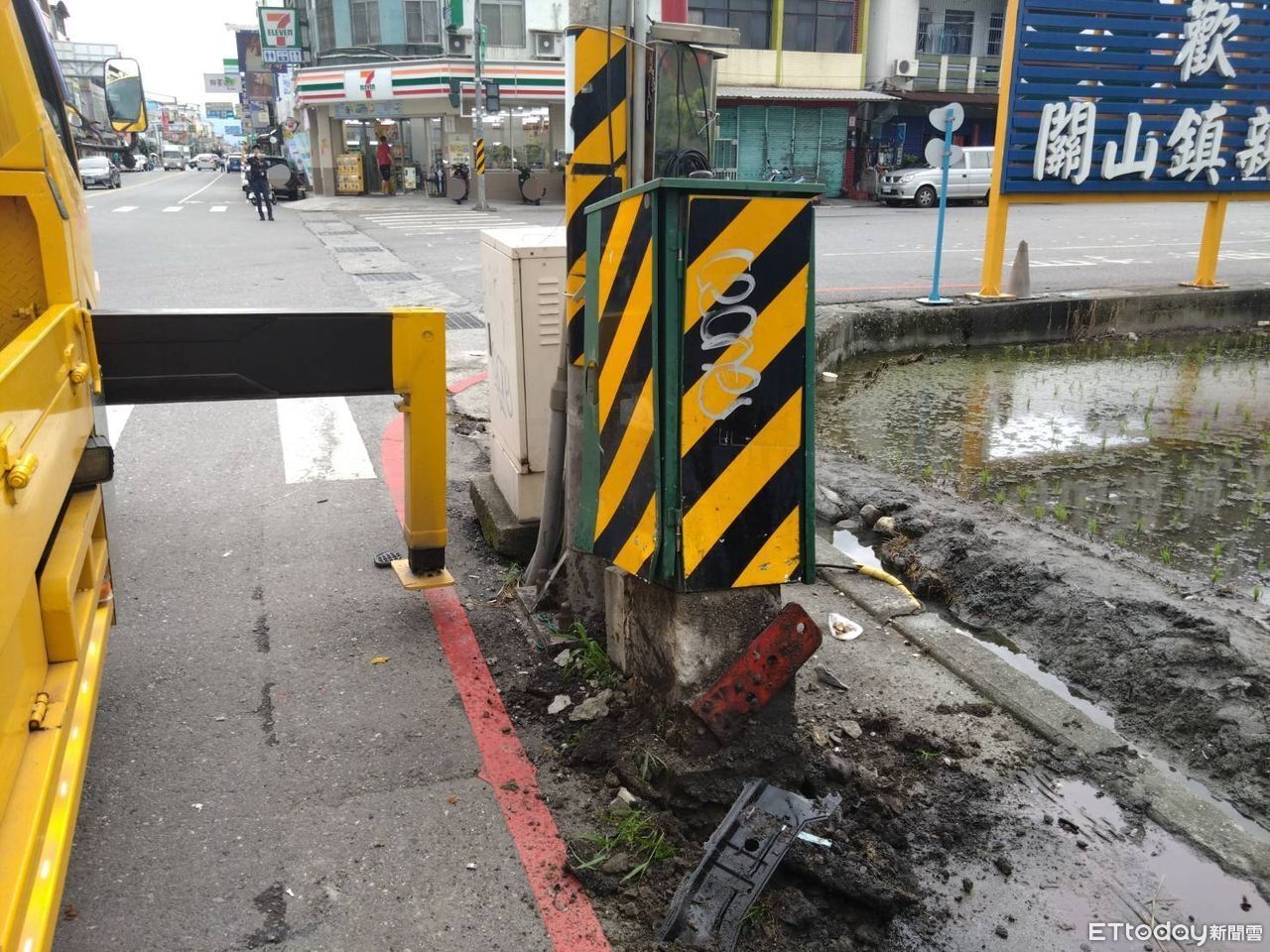 台東74歲婦自撞號誌箱！滿臉血、車冒白煙　驚悚瞬間影片曝