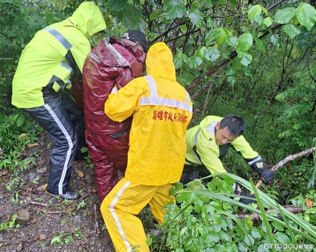 路都淹了！六龜消防隊走林間小徑　成功協助高齡病友脫困洗腎