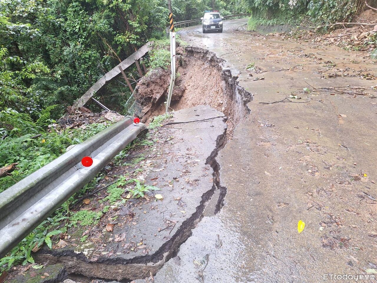 快訊／苗栗南庄道路大面積坍方！鋼樁傾倒崩落　驚險現場畫面曝