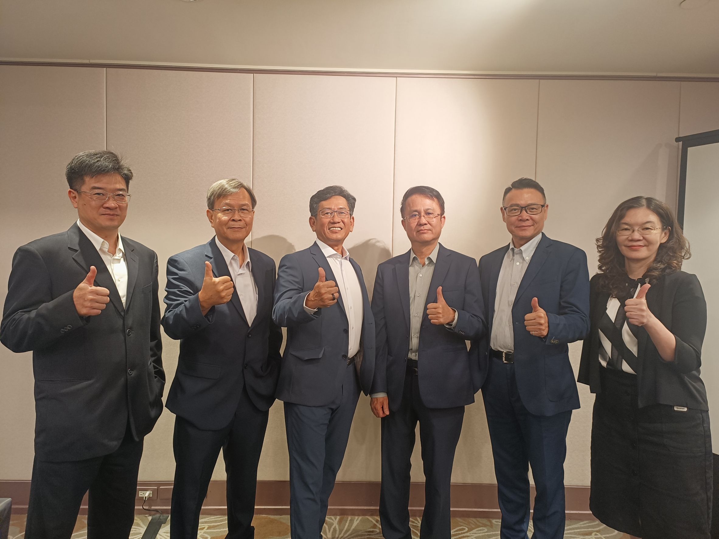 ▲▼竑騰經營團隊，圖左三為董事長王獻儀、右三為總經理徐嘉新。（圖／竑騰提供）