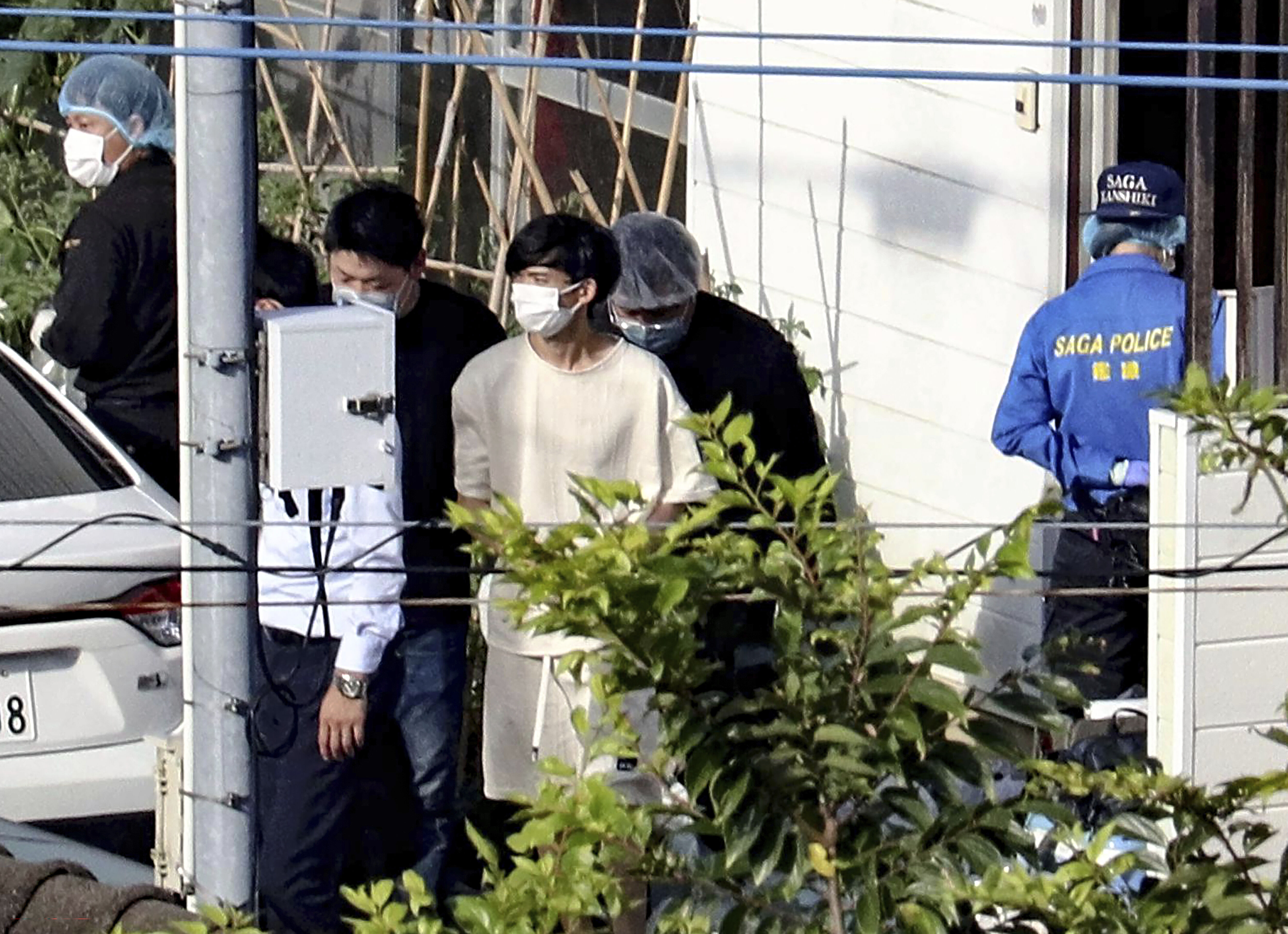 ▲▼日本佐賀縣伊萬里市發生搶劫殺人事件，警方前往宿舍逮捕身穿白衣的越南籍男性兇嫌譚維康。（圖／達志影像／美聯社）
