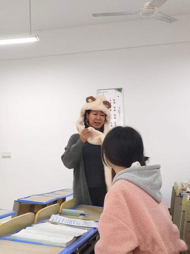 ▲▼椋本舞子在中國江西省景德鎮陶瓷大學擔任日語教師，教學態度認真，深受學生喜愛。（圖／翻攝自網易）