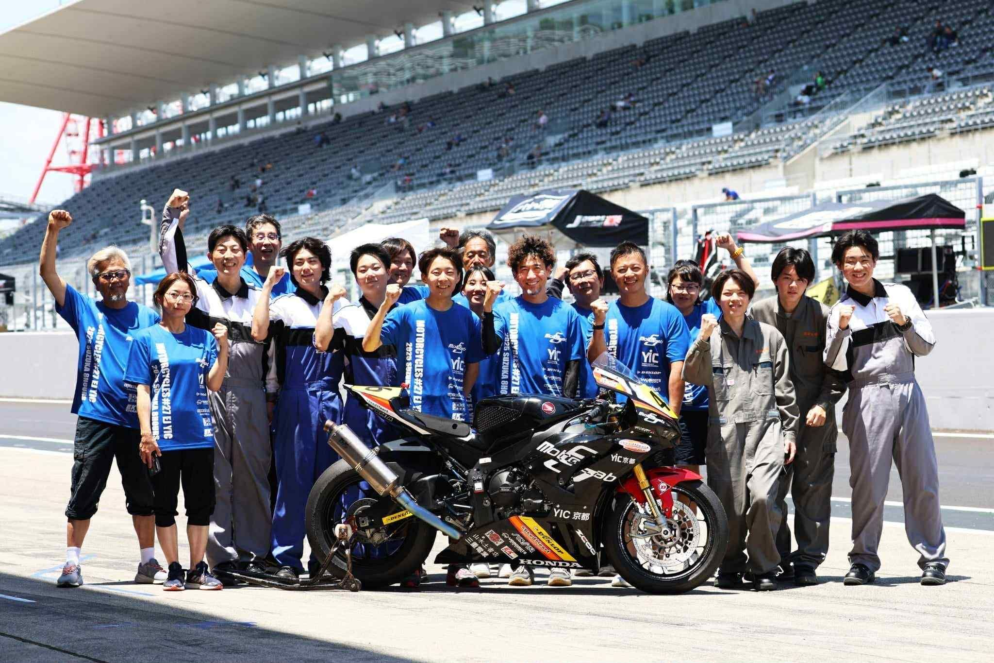 ▲台灣賽車史上第1人「江直螢登上鈴鹿8耐」！老中青組隊激戰8小時。（圖／MOTORCYCLES#27 EJ YIC提供）